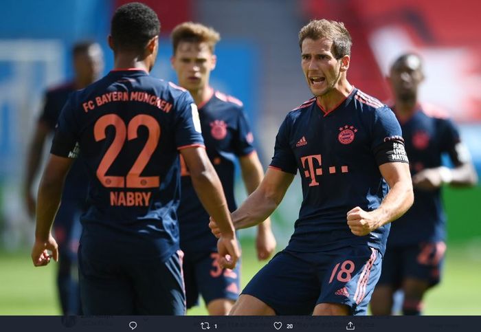 Leon Goretzka merayakan gol ke gawang Bayer Leverkusen bersama Serge Gnabry.