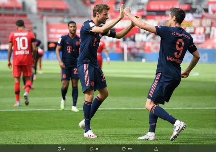 Dua pemain Bayern Muenchen, Thomas Mueller dan Robert Lewandowski, merayakan gol ke gawang Bayer Leverkusen pada laga pekan ke-30 Bundesliga, Sabtu (6/6/2020).