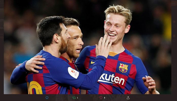 Frenkie de Jong (kanan) dan Lionel Messi (kiri) saat memperkuat Barcelona.