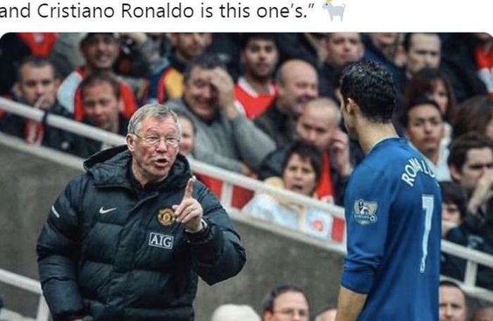 Sir Alex Ferguson berbicara dengan Cristiano Ronaldo saat masih sama-sama di Manchester United.