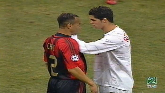 Cristiano Ronaldo sempat terlibat cekcok dengan bintang AC Milan, Cafu, pada laga leg kedua babak 16 besar Liga Champions 2004-2005.