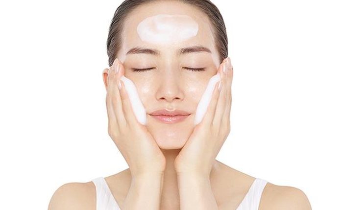 Mencuci muka dengan facial foam