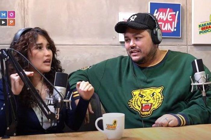 Tatapan <a href='https://pontianak.tribunnews.com/tag/ivan-gunawan' title='Ivan Gunawan'>Ivan Gunawan</a> pada <a href='https://pontianak.tribunnews.com/tag/ayu-ting-ting' title='Ayu Ting Ting'>Ayu Ting Ting</a>