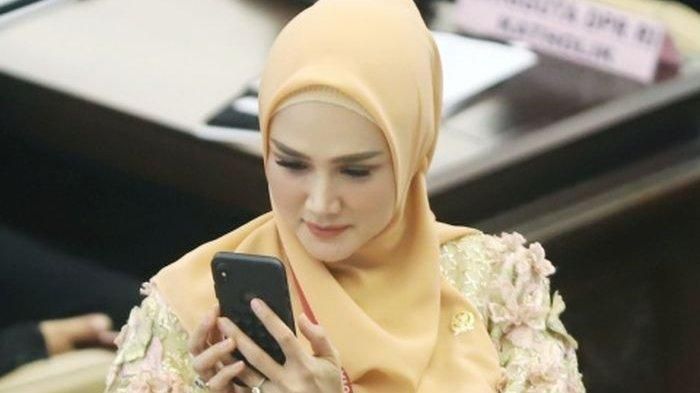Mulan Jameela sebagai anggota DPR dari Partai <a href='https://kupang.tribunnews.com/tag/gerindra' title='Gerindra'>Gerindra</a>.