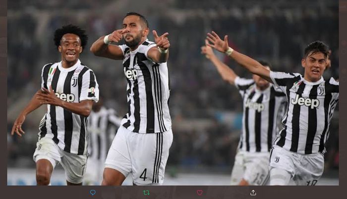 Mehdi Benatia (dua dari kiri) mencetak dua gol untuk Juventus ke gawang AC Milan di final Coppa Italia 2018.