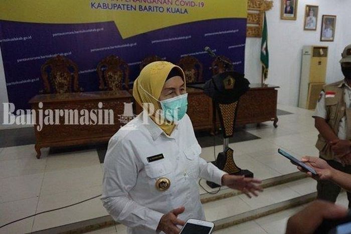 Bupati Barito Kuala (Batola), Kalsel, Hj Noormiliyani, saat menyampaikan keputusan menghentikan kerja sama dengan BPJS Kesehatan terkait kasus bayi jantung bocor, Rabu (10/6/2020). 