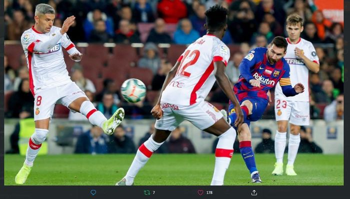 Lionel Messi melepas tembakan saat membela Barcelona menghadapi Real Mallorca di Liga Spanyol.