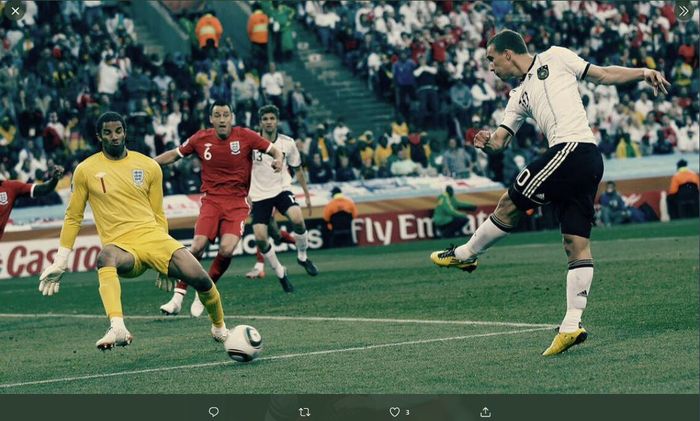 Pemain timnas Jerman, Lukas Podolski, saat melepaskan tendangan ke arah kiper timnas Inggris.