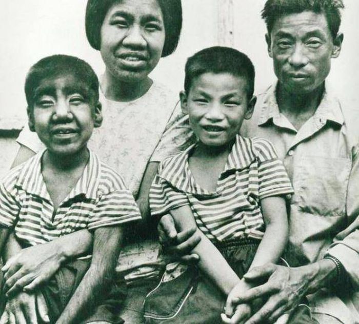 Fotonya bersama dengan orang tuanya pada masa kecil.