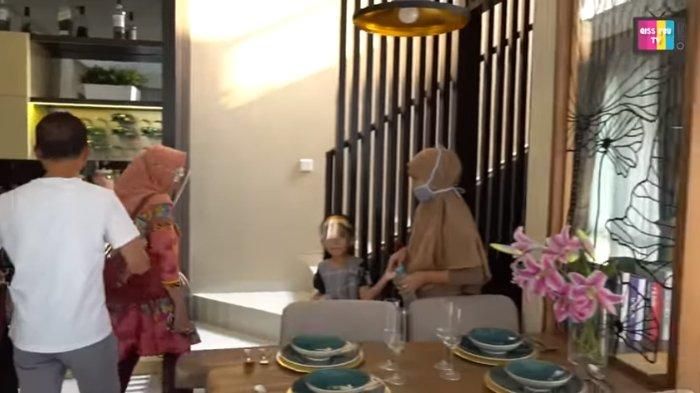 Ruang makan di rumah Asyifa