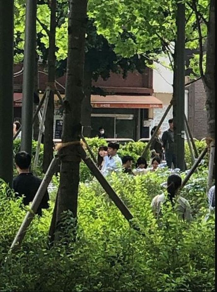 Aktris Suzy baru-baru ini tertangkap kamera tengah jalan berdua dengan aktor Park Bo Gum.