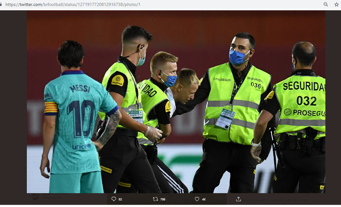 Penyusup di laga Mallorca Vs Barcelona yang meminta foto dengan Lionel Messi ditangkap pihak keamanan, Sabtu (13/6/2020)