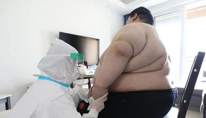 Zhou, seorang warga Wuhan, yang bekerja di sebuah kafe internet mengalami kenaikan berat badan sampai 101 kg.