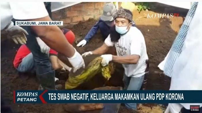 Prosesi pemakaman ulang jenazah PDP Corona yang ternyata hasil swab-nya negatif Covid-19, Sukabumi, Jawa Barat, Jumat (12/6/2020). 