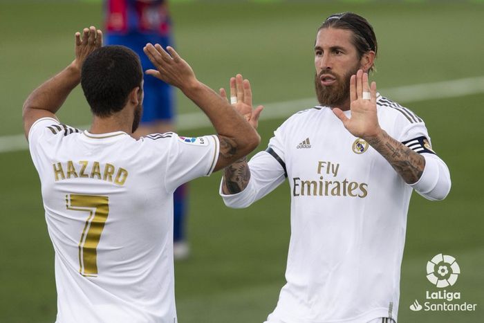 Sergio Ramos menghampiri Eden Hazard usai mencetak gol saat Real  Madrid mengalahkan Eibar dengan skor 3-1 pada laga pekan ke-28 Liga Spanyol 2019-2020, Senin (15/6/2020) dini hari WIB