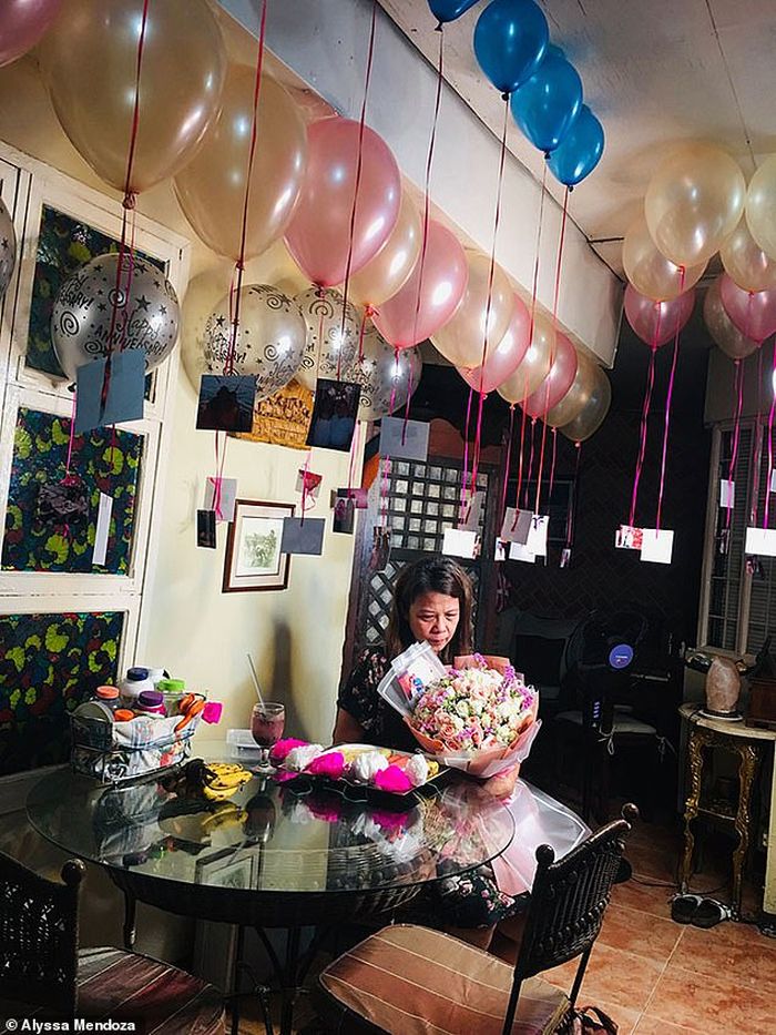 Ibu Alyssa Mendoza menerima bunga dari mendiang suaminya