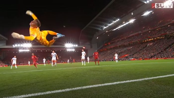 Kiper Sheffield United, Dean Henderson, menepis tendangan penyerang Liverpool, Mohamed Salah.