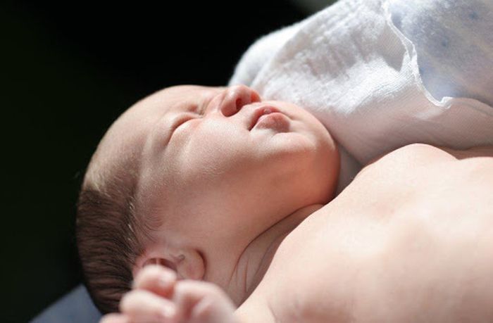 Ilustrasi bayi yang dijemur dan terkena paparan sinar matahari