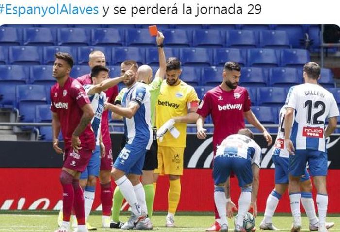 Kiper Deportivo Alaves, Fernando Pacheco, mendapat kartu merah dalam laga Liga Spanyol kontra Espanyol di Stadion RCDE, 13 Juni 2020.