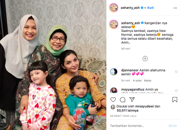 Ashanty bersama dengan ibu mertua, salah satu anggota keluarganya dan kedua buah hati