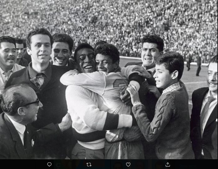 Pele memeluk rekannya Amarildo setelah Brasil memastikan diri menjadi juara Piala Dunia 1962, usai menaklukkan Cekoslovakia dengan skor 3-1.