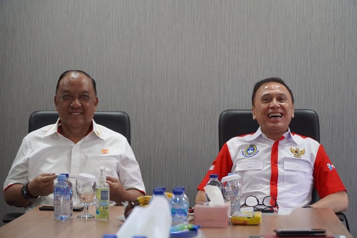 Ketuam Umum PSSI, Mochamad Iriawan (kanan), menyambut kedatangan Ketua Umum KONI, Marciano Norman, di Kantor PSSI di Menara Olahraga Senayan, Jakarta, Selasa (16/6/2020). 