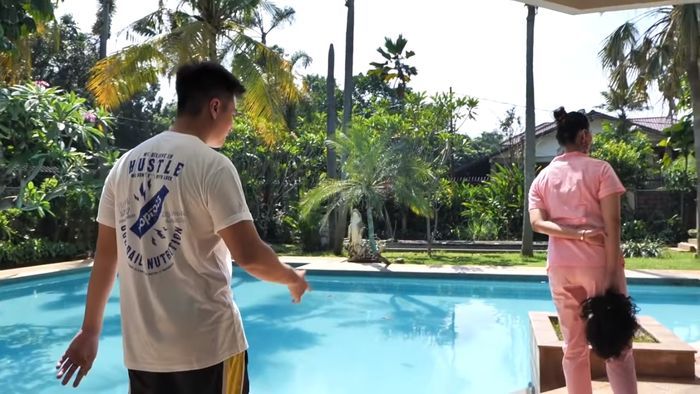 Baim Wong dan Paula Verhoeven saat melihat-lihat rumah baru