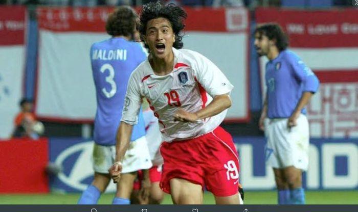 Penyerang timnas Korea Selatan, Jung-hwan Ahn, membobol gawang timnas Italia yang dikawal oleh Gianluigi Buffon pada laga perdelapan-final Piala Dunia 2002 lewat perpanjangan waktu.