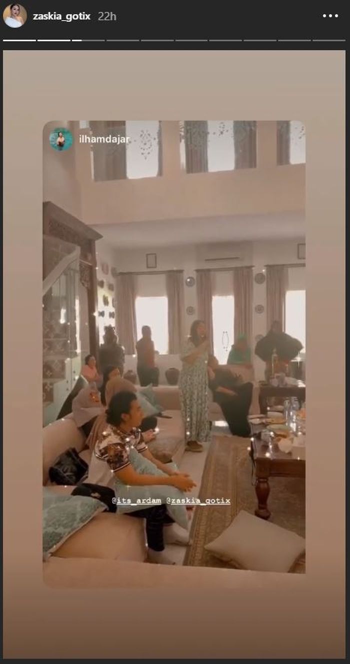 Zaskia Gotik karaoke bersama dengan keluarga besar Sirajuddin Mahmud
 
