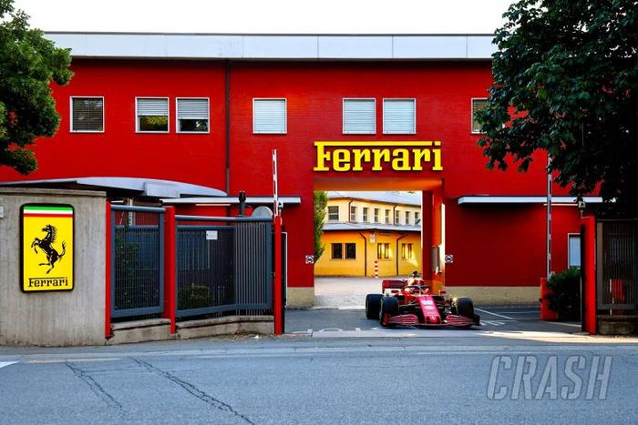 Pembalap Ferrari, Charles Leclerc, kembali ke jet daratnya dengan mengendarainya di jalanan sekitar Maranello.