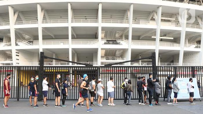 Sejumlah warga berdatangan mengunjungi GBK untuk olahraga