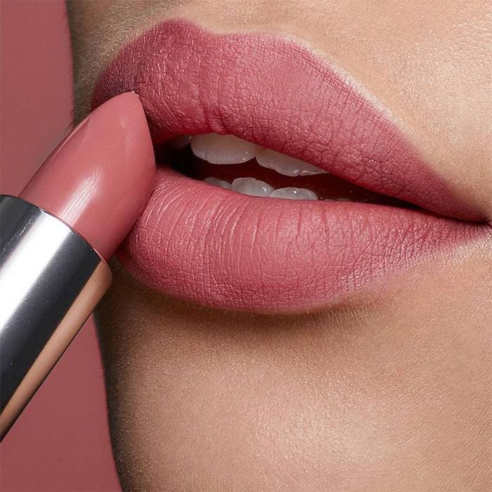 Lipstik warna cool toned pink