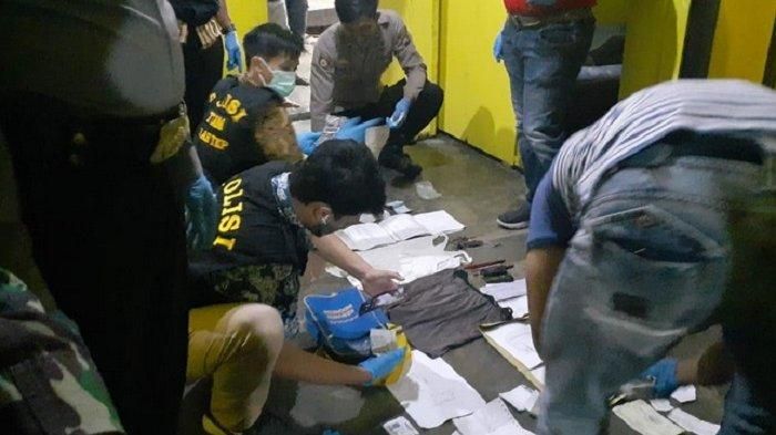 Jajaran Polres Kebumen melakukan Olah Tempat Kejadian Perkara (TKP) di tempat meninggalnya MA warga Dukuh Kalitengah Kecamatan Gombong Kebumen 