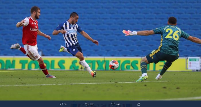 Pemain Brighton and Hove Albion, Neal Maupay, saat mencetak gol ke gawang Arsenal pada laga pekan ke-30 Liga Inggris 2019-2020, Sabtu (20/6/2020) malam hari WIB.