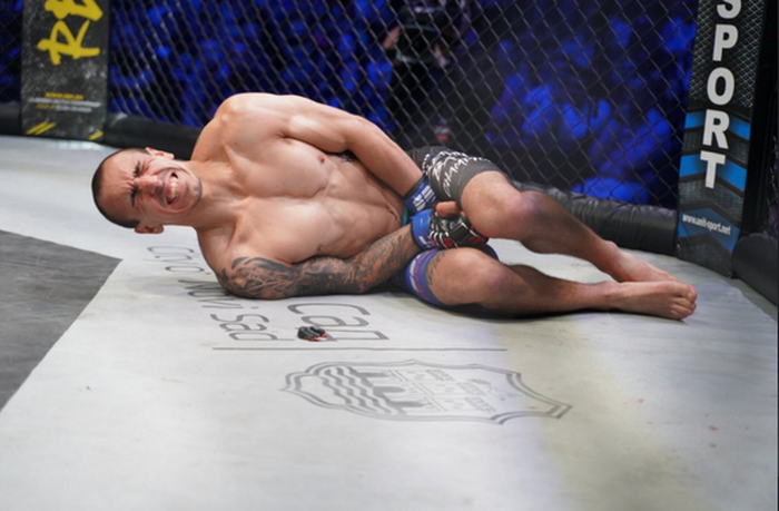 Petarung MMA, Nikola Egic tengah terguling-guling pasca disepak kemaluannya oleh lawannya dalam SBC 28 (19/6/2020) waktu setempat.
