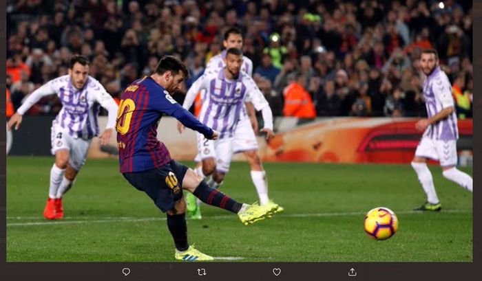 Lionel Messi mengeksekusi penalti dalam laga Barcelona versus Real Valladolid di LaLiga 2018-2019.