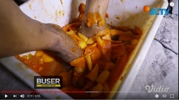 Proses pembuatan saus rumahan dengan metode blender manual pakai kaki.
