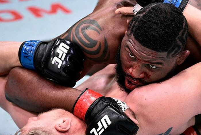 Petarung UFC, Curtis Blaydes (atas) dalam pertarungannya melawan Alexander Volkov (bawah) pada UFC Vegas 3, Minggu (21/6/2020).