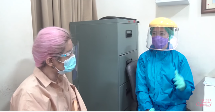 Jessica Iskandar saat berkonsultasi dengan dokter