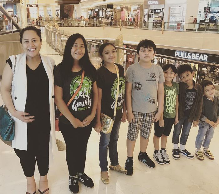 (nomor 3 dari kiri) Alleia Ananta, anak Ariel Noah