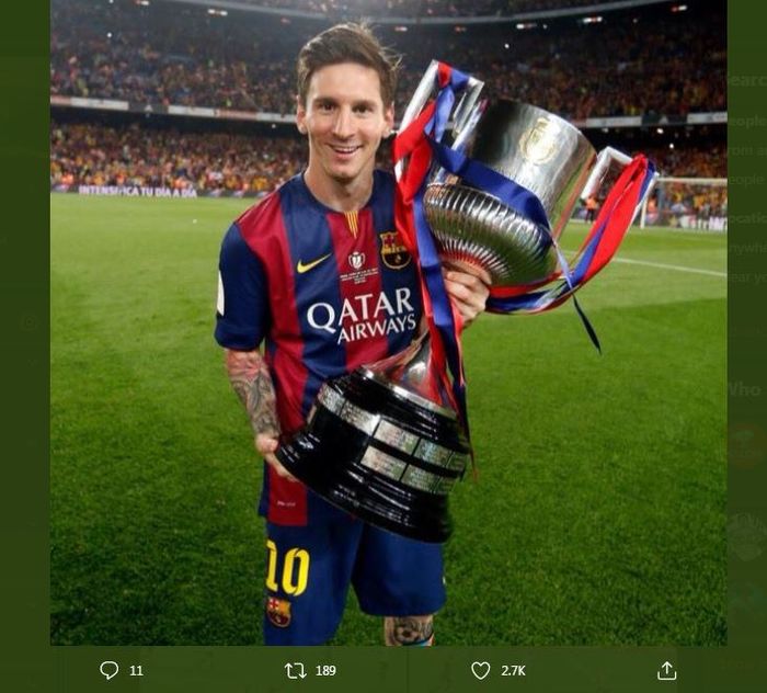 Lionel Messi dengan trofi juara Copa del Rey 2015 untuk Barcelona setelah mengalahkan Athletic Bilbao di final.