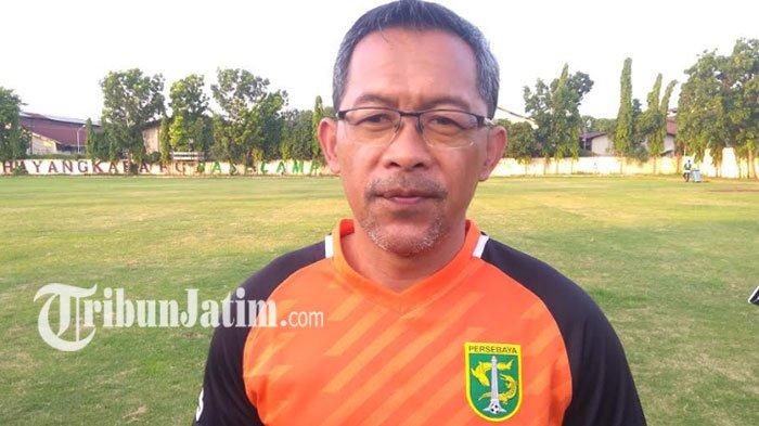 Pelatih Persebaya Surabaya, Aji Santoso, menyerahkan urusan peminjaman pemain ke manajemen.