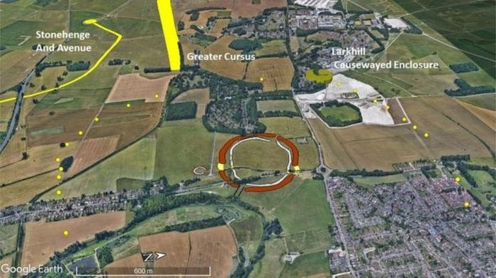 Lingkaran kuning kecil menandai lokasi penemuan. Durrington Wals ditandai dengan lingkaran cokelat. Sementara Stone Henge berada di kiri atas.