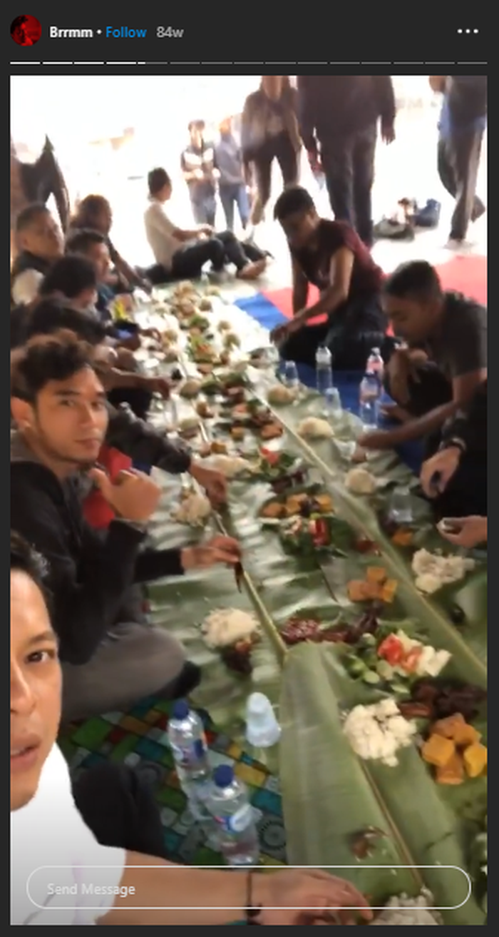 Ariel makan bersama teman-teman motornya hanya dengan daun pisang.