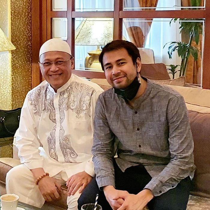 Mario Teguh berfoto bersama Raffi Ahmad saat sama-sama sedang menunaikan ibadah Umroh