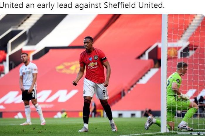 Striker Manchester United, Anthony Martial, merayakan gol yang dicetak ke gawang Sheffield United dalam laga Liga Inggris di Stadion Old Trafford, Rabu (24/6/2020).