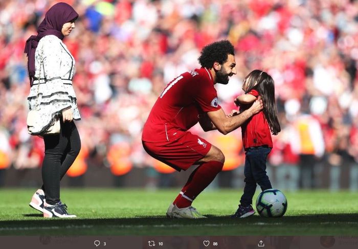 Penyerang Liverpool, Mohamed Salah, bersama dengan istri dan anak perempuannya.