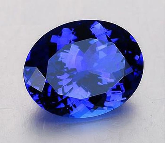 batu permata Tanzanite, dinamakan oleh perusahaan Tiffany & Co. awalnya dengan nama 