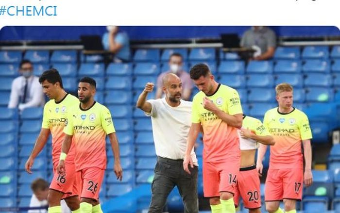 Pelatih Manchester City, Pep Guardiola, memberikan instruksi kepada Aymeric Laporte dalam laga Liga Inggris kontra Chelsea di Stadion Stamford Bridge, Kamis (25/6/2020).