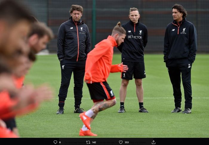 Peter Krawietz (kiri), Pep Ljinders (tengah), dan Zeljko Buvac (kanan) saat berada di tempat latihan.